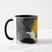 太陽の光が流れ行く、傘の雪崩 マグカップ (左)