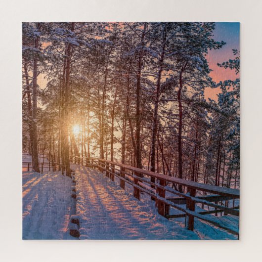 太陽の光で雪の松の森に沈む夕日 ジグソーパズル (縦)