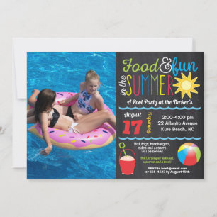太陽の光と夏のプールパーティーチョークボード写真 招待状