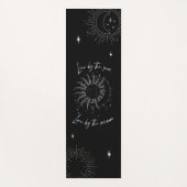 太陽の光に照らされる月の光に囲まれて暮らす ヨガマット (正面)