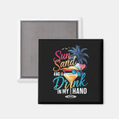 太陽の光 砂浜と手に飲み物 ビーチクルーズ マグネット (正面/裏面)