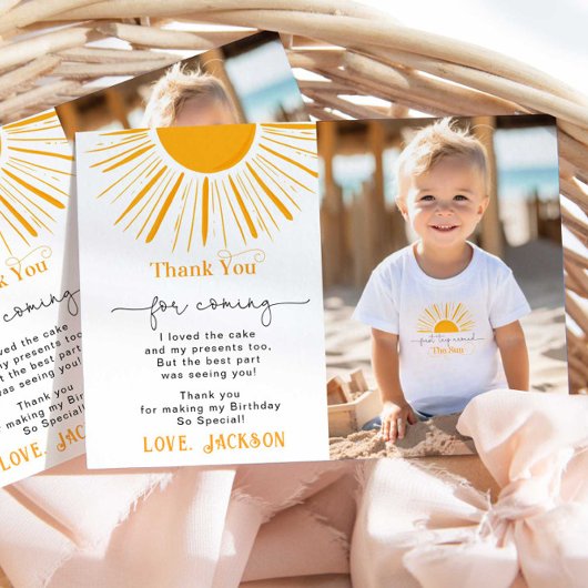 太陽の写真のまわりにサンキューカードの最初の旅行 招待状