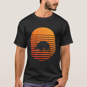 太陽の前のアルマジロの影のシルエット Tシャツ