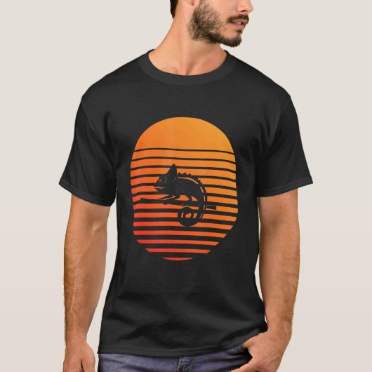 太陽の前のカメレオンの影のシルエット Tシャツ (正面)