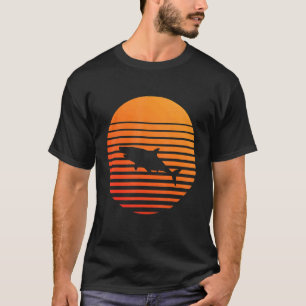 太陽の前のサメの影のシルエット Tシャツ