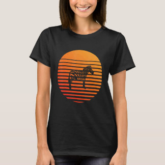 太陽の前のシルエットのシマウマの影 Tシャツ