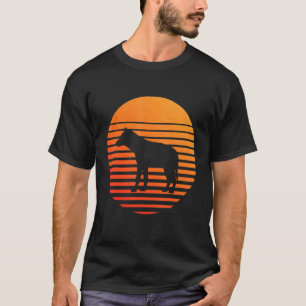太陽の前のハイエナの影のシルエット Tシャツ