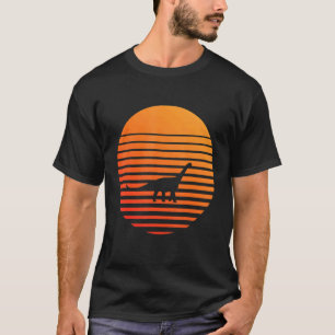 太陽の前のブラチオサウルスの影のシルエット Tシャツ