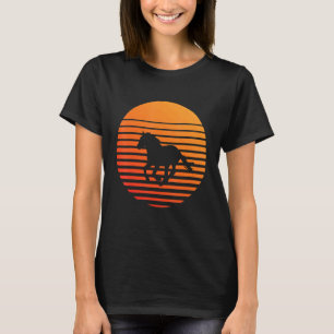 太陽の前の馬の影のシルエット Tシャツ