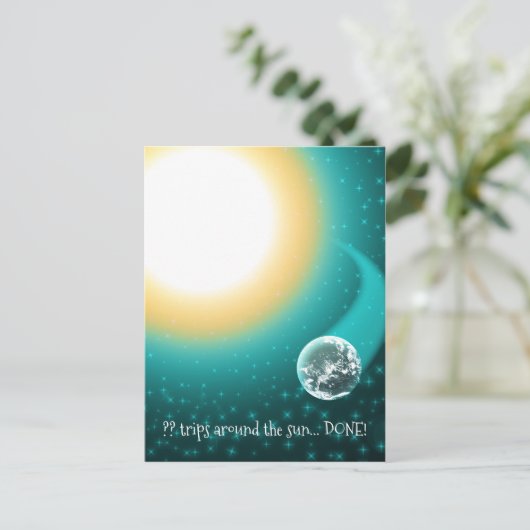 太陽の周りをカスタムオービットする誕生日 ポストカード (スタンド正面)