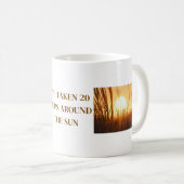 太陽の周りを公転する回数 誕生日マグカップ コーヒーマグカップ (正面右)
