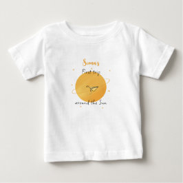 太陽の周りを初めて一周した飛行機紙の誕生日 ベビーTシャツ