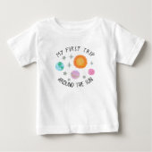 太陽の周りを初めて回った女の子の1歳の誕生日 ベビーTシャツ (正面)
