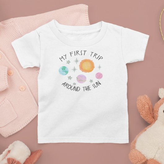 太陽の周りを初めて回った女の子の1歳の誕生日 ベビーTシャツ
