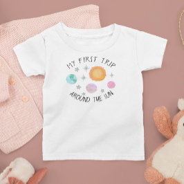 太陽の周りを初めて回る女の子の1歳の誕生日 ベビーTシャツ