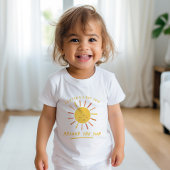 太陽の周りを初めて回る子供の1歳の誕生日 ベビーTシャツ