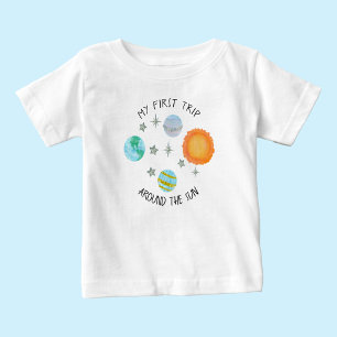 太陽の周りを初めて回る誕生日プラネット ベビーTシャツ