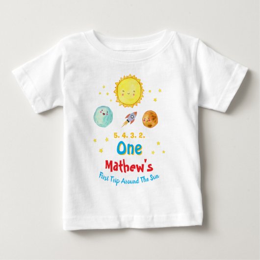 太陽の周りを初めて回る1歳の誕生日 ベビーTシャツ (正面)