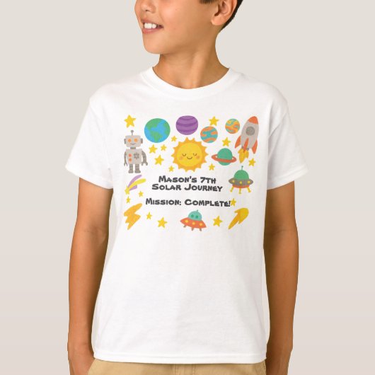 太陽の周りを旅する子供スタイル - 編集可能なクレヨンスタイル Tシャツ (正面)