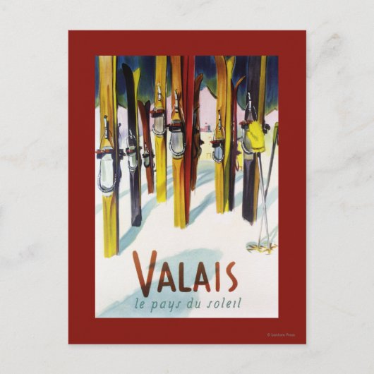 太陽の国 – 雪の中に立つスキー ポストカード (正面)