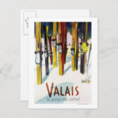 太陽の国 – 雪の中に立つスキー ポストカード (正面/裏面)