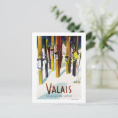 太陽の国 – 雪の中に立つスキー ポストカード (スタンド正面)