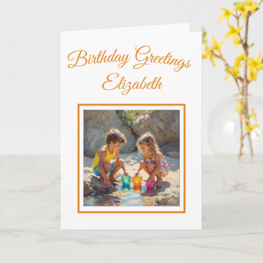 太陽の女の子とビーチの男の子のおもしろい カード (黄色い花)