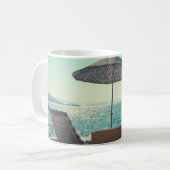 太陽の日の午後のサンディビーチ、パラソルと コーヒーマグカップ (正面左)