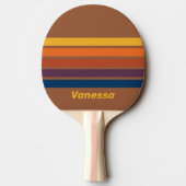 太陽の焼きついた土の色が名前とともに横縞模様をなす卓球ラケット 卓球ラケット (裏面)