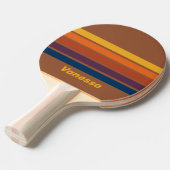 太陽の焼きついた土の色が名前とともに横縞模様をなす卓球ラケット 卓球ラケット (正面アングル)