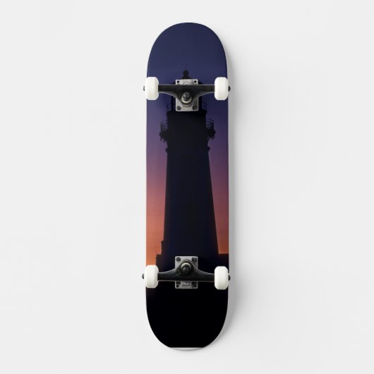 太陽の玉が地平線に落ちてカラフル スケートボード (正面)