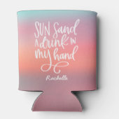 太陽の砂と手の飲み物 タイポグラフィー モノグラム 缶クーラー (裏面)