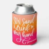 太陽の砂と手中のドリンク ピンクグラデーション 缶クーラー (缶正面)