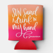 太陽の砂と手中のドリンク ピンクグラデーション 缶クーラー (裏面)