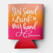太陽の砂 手にドリンク 桃のグラデーション 缶クーラー (正面)