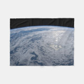 太陽の輝きは南太平洋の海に。 フリースブランケット (正面(横))