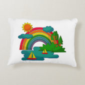 太陽の雲と虹の下のボートの旅行の風景 アクセントクッション (裏面)