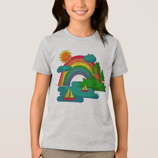 太陽の雲と虹の下のボートの旅行の風景 トライブレンドTシャツ (正面)