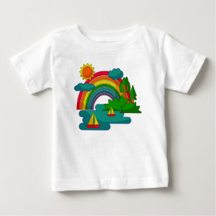 太陽の雲と虹の下のボートの旅行の風景 ベビーTシャツ