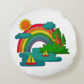 太陽の雲と虹の下のボートの旅行の風景 ラウンドクッション (裏面)