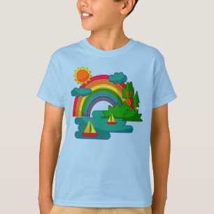 太陽の雲と虹の下のボートの旅行の風景 Tシャツ