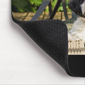 太陽のdeckingに置いている犬 マウスパッド (コーナー)