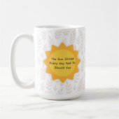 太陽は日々輝き七時は太陽が照る コーヒーマグカップ (左)