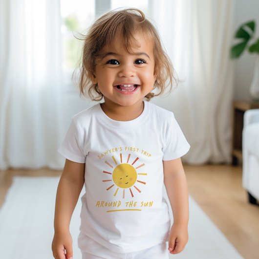 太陽を一周する初めての旅 赤ちゃんの1歳誕生日 ベビーTシャツ