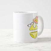 太陽を吸収 – 黄色の水着 ジャンボコーヒーマグカップ (正面右)