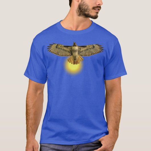 太陽を背景に飛ぶ鷹 Tシャツ (正面)