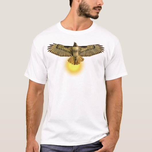 太陽を背景に飛ぶ鷹 Tシャツ (正面)