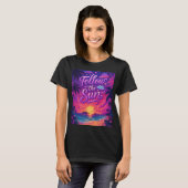 太陽を追って - 可愛い女の子のTシャツ Tシャツ (正面フル)