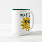 太陽リラックスがサングラスで微笑む時 ツートーンマグカップ (正面右)