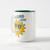 太陽リラックスがサングラスで微笑む時 ツートーンマグカップ (正面左)